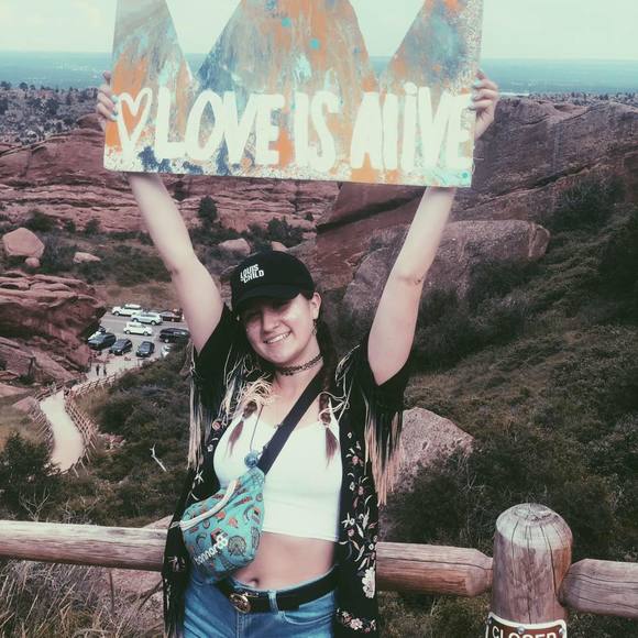 Meet your Posher, Becca - Picture 2 of 7